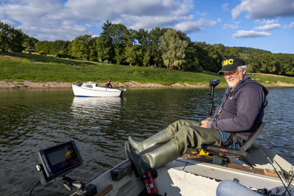 France, Nièvre (58), Parc naturel régional du Morvan, Chaumard, lac de Pannecière, Jean-Bernard Dioux vice-président de l’AMC, l’Association Morvan Carnassier, pêche à la ligne sur une barque