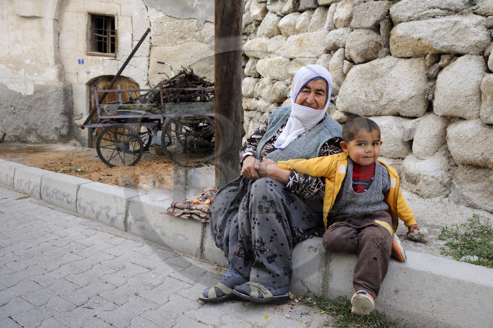 Turquie, Anatolie Centrale, province de Nevsehir, Cappadoce classée Patrimoine Mondial de l'UNESCO, village d' Ibrahimpacha, une grand-mère et son petit fils