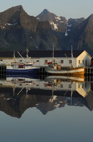 Norvège, Nordland, Iles Lofoten, Ile de Moskenes, port de pêche de Hamnoy près de Reine au soleil de minuit