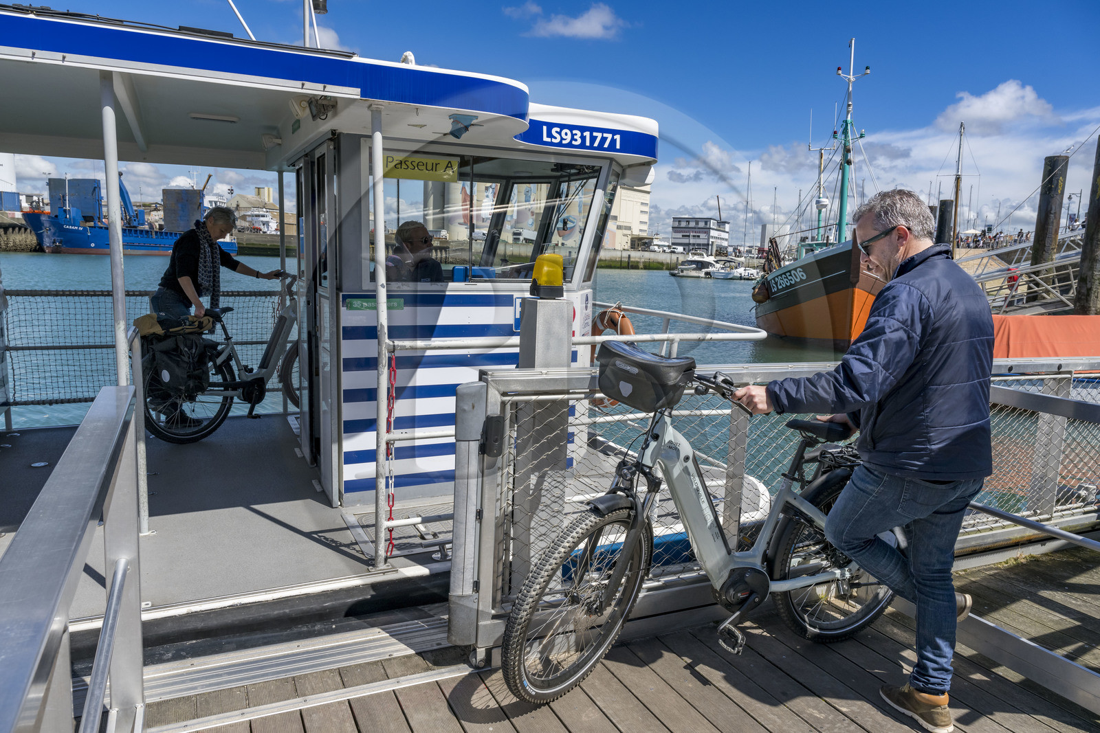 France, Vendée (85), Les-Sables-d'Olonne, cyclistes utilisant le bac traversant le port