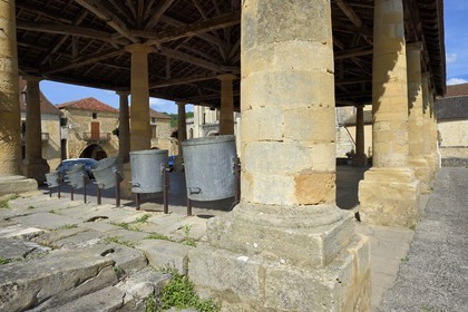 France, Dordogne (24), Périgord Noir, Villefranche-du-Périgord, La halle avec ses colonnes toscanes et ses mesures à grain
