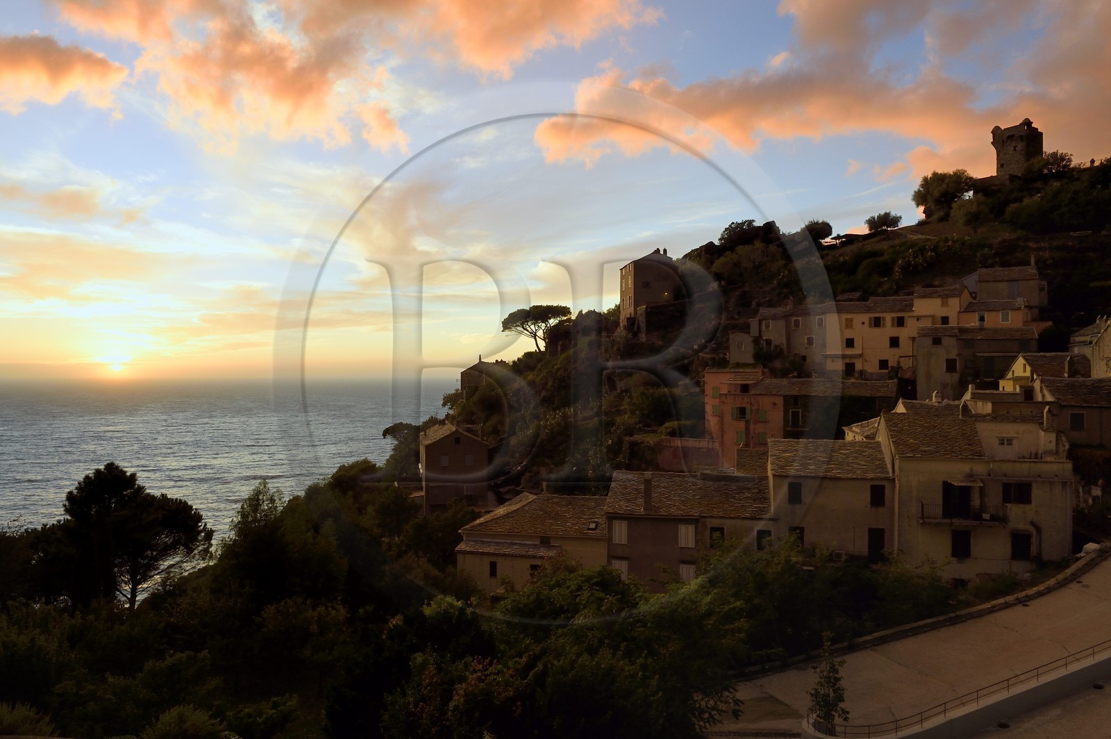 France, Haute-Corse (2B), Cap Corse, le village perché de Nonza et la Tour paoline (Torra paolina)