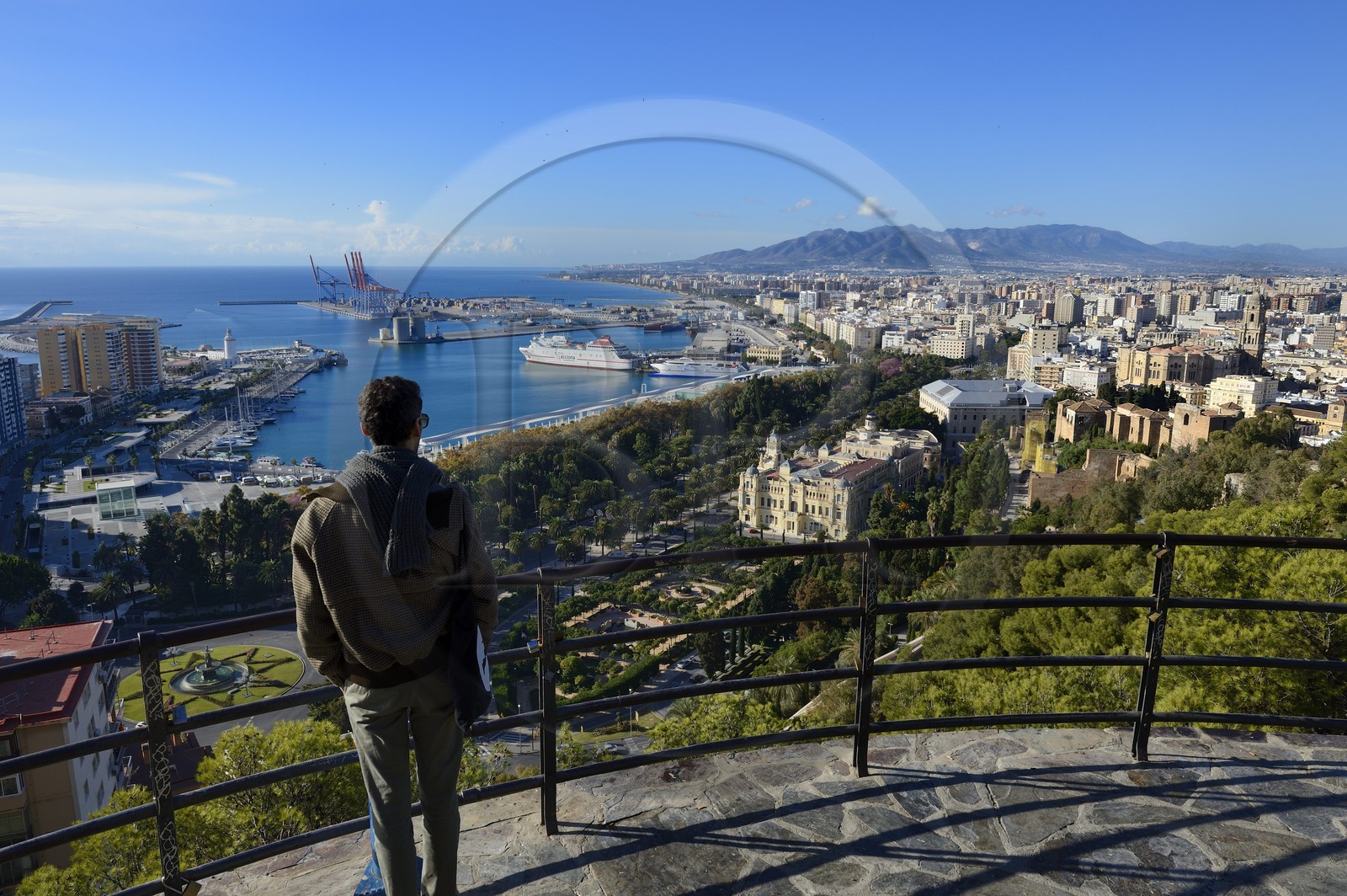 Espagne, Andalousie, Malaga,  vue générale sur le port, l'hotel de ville, la Alcazaba et la cathédrale