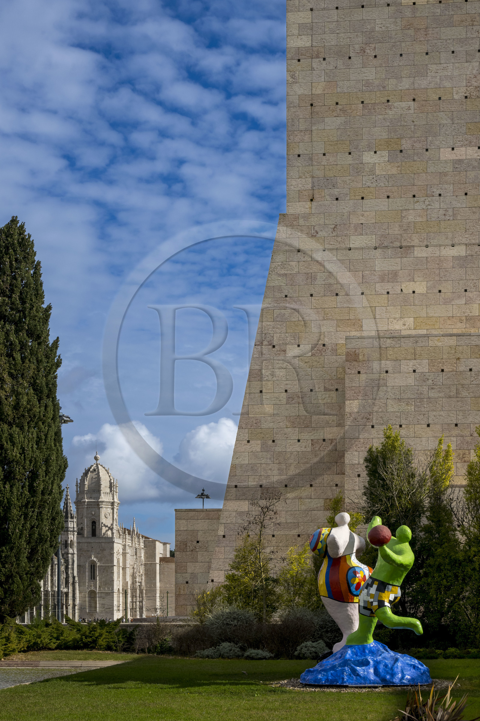 Portugal, Lisbonne, Bélem, le Centre Culturel de Belém MAC CCB, Les Baigneuses (1985) de l'artiste Niki de Saint-Phalle et le Monastere des Hiéronymites (Mosteiro dos Jerónimos), classé Patrimoine Mondial de l'UNESCO, en arrière plan