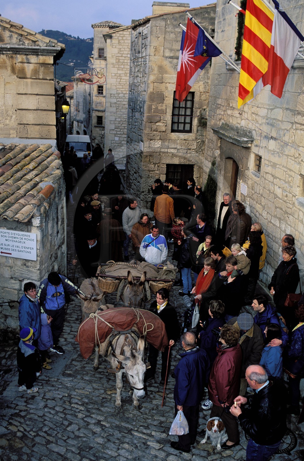 France, Bouches-du-Rhône (13), Les Baux-de-Provence, labellisé Les Plus Beaux Villages de France, fêtes de Noël, l' aubade en costume traditionnel
