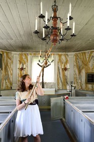 Suède, Comté de Vasterbotten, Umea, musée en plein air Gammlia et Vasterbotten museum, l'église Helena Elisabeth à l'origine une chapelle de pêcheurs sur l'Ile de Holmö datant de 1803, allumage des bougies