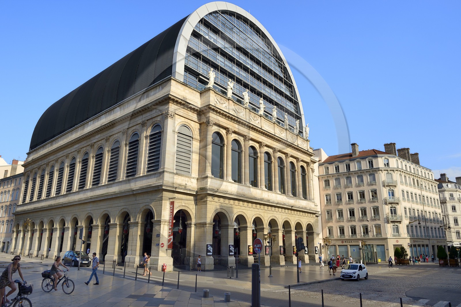 France, Rhône (69), Lyon, site historique classé Patrimoine Mondial de l'UNESCO, façade de l'opéra de Lyon par l'architecte Jean Nouvel, les muses du fronton