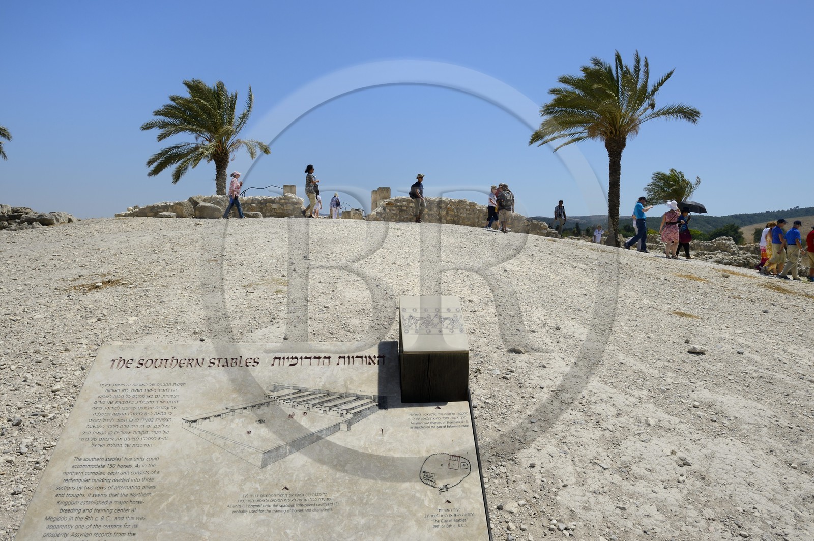Israel, district du nord, Galilée, site archéologique de Megiddo qui fut habité de 7000 à 500 av. J.-C., l'Apocalypse de l'apôtre Jean cite Armageddon (Har-Megiddo, le mont Megiddo) comme le lieu où les rois de la terre se rassemblent pour faire la guerre finale, les écuries méridionale