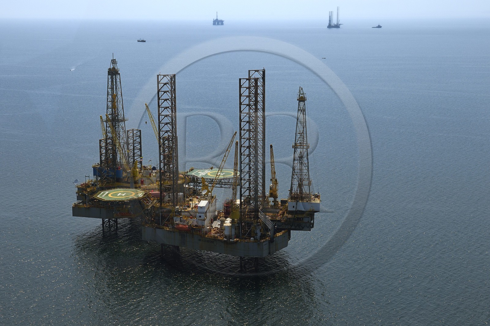 Gabon, Province de Ogooué-Maritime, Port-Gentil, plate-forme pétrolière dans la baie du Cap Lopez (vue aérienne)