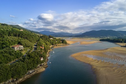 Espagne, Pays basque espagnol, Biscaye, région de Gernika-Lumo, Réserve de biosphère d'Urdaibai, estuaire du fleuve Oka à marée basse au sud de Mundaka (vue aérienne)