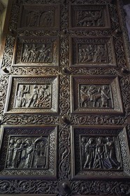 Croatie, Dalmatie, cote dalmate, Split, vieille ville romaine classée Patrimoine Mondial de l'UNESCO, palais de Dioclétien, la cathédrale Saint-Domnius, vantaux de la porte d'entrée datés de 1214 qui sont ornés de 28 sculptures sur bois représentant des scènes de la vie du Christ de l'Annonciation à l'Ascension