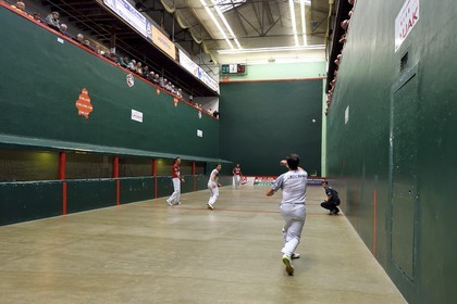 France, Pyrénées-Atlantiques (64), Pays-Basque, Saint-Jean-Pied-de-Port, trinquet Garat, traditionnelle partie de Pelote basque à main nue pour la coupe des Chasseurs