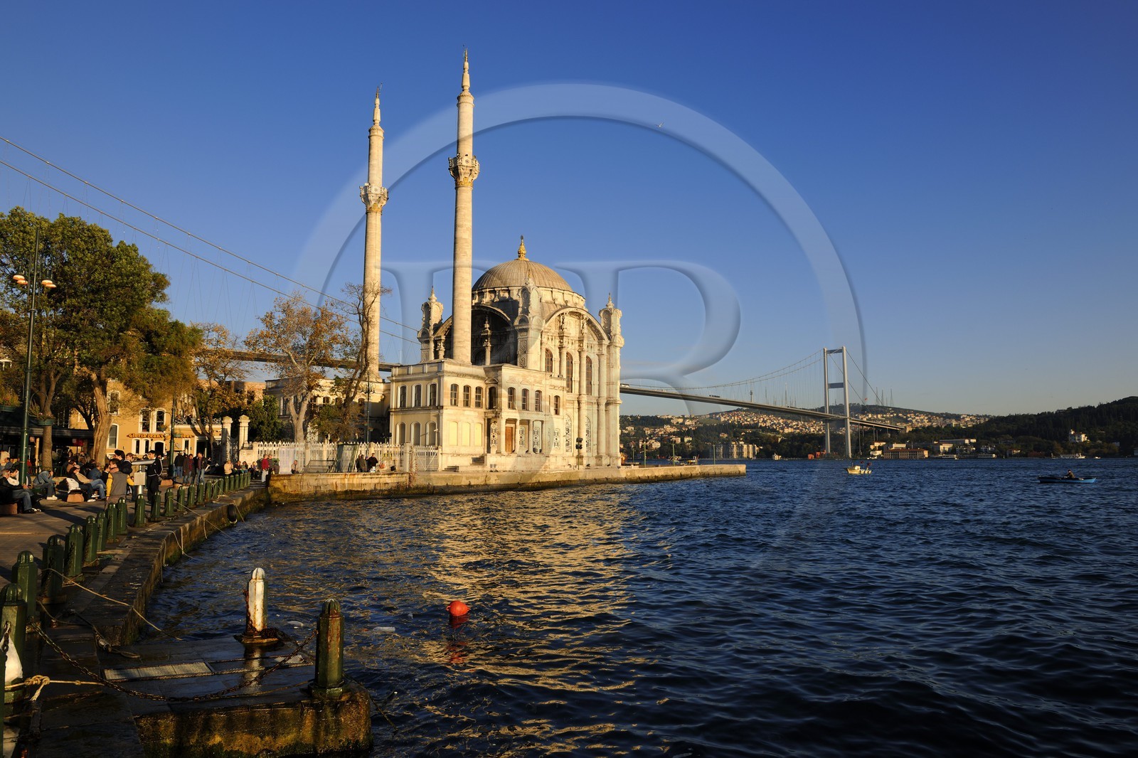 Turquie, Istanbul, mosquée baroque d' Ortaköy et le pont du Bosphore