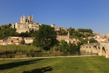 France, Hérault (34), Béziers, la cathédrale Saint Nazaire et le Pont-Vieux sur la rivière Orb