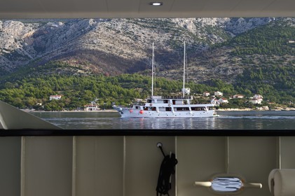 Croatie, Dalmatie, cote dalmate, bateau de croisière progressant dans le detroit entre la presqu'ile de Peljesac (en arrière plan) et l'Ile de Korcula