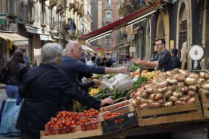 Italie, Sicile, Catane, ville baroque classée au Patrimoine Mondial de l'UNESCO, le marché aux fruits et légumes dans le quartier du Duomo via Gisira