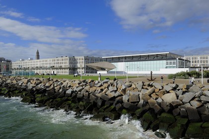 France, Seine-Maritime (76), Le Havre, Centre-ville reconstruit du Havre par Auguste Perret classé Patrimoine Mondial de l'UNESCO, le musée d'Art Moderne André Malraux en bord de mer est entouré d'immeubles Perret