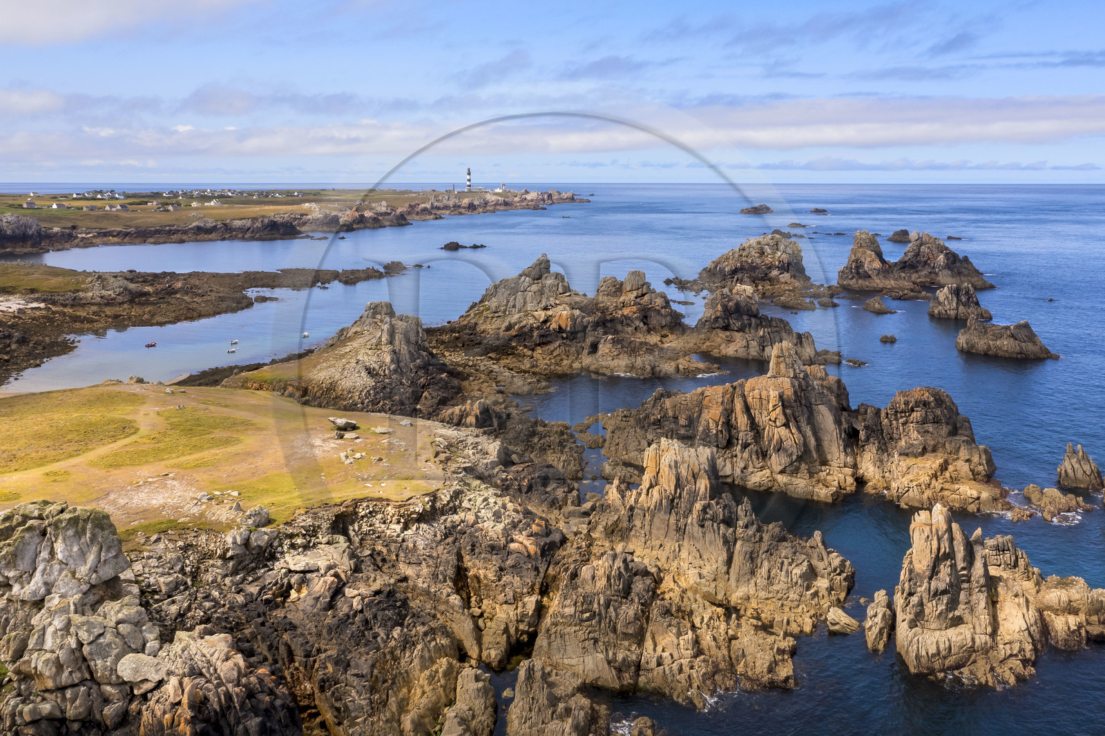 France, Finistère (29), Mer d'Iroise, Ile d'Ouessant, la cote dechiquetée et les rochers de la cote Nord, le phare du Créac'h en arrière plan (vue aérienne)