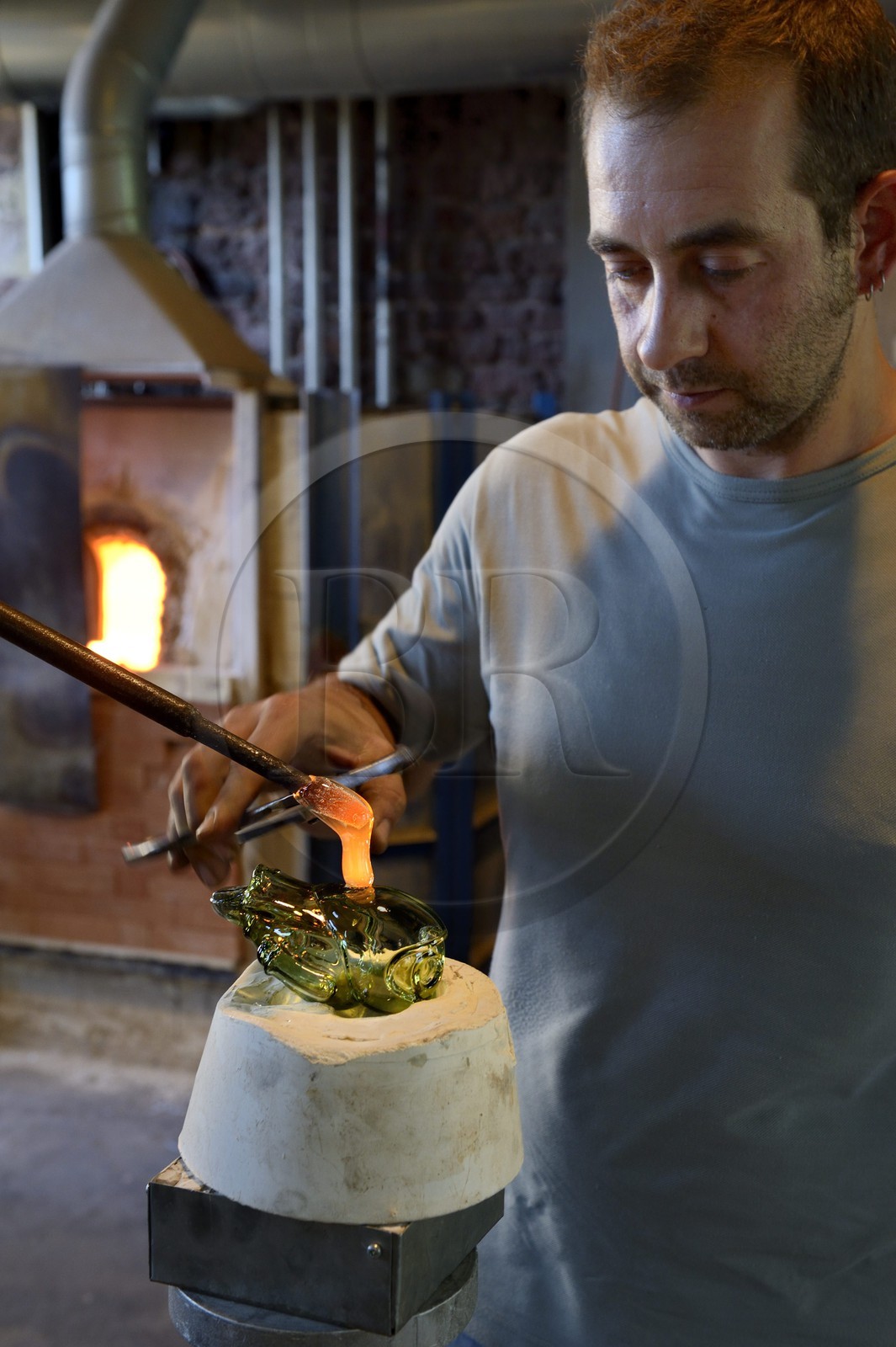 France, Moselle (57), Meisenthal, Centre international d'Art verrier (CIAV), fabrication d'une boule de Noël en verre