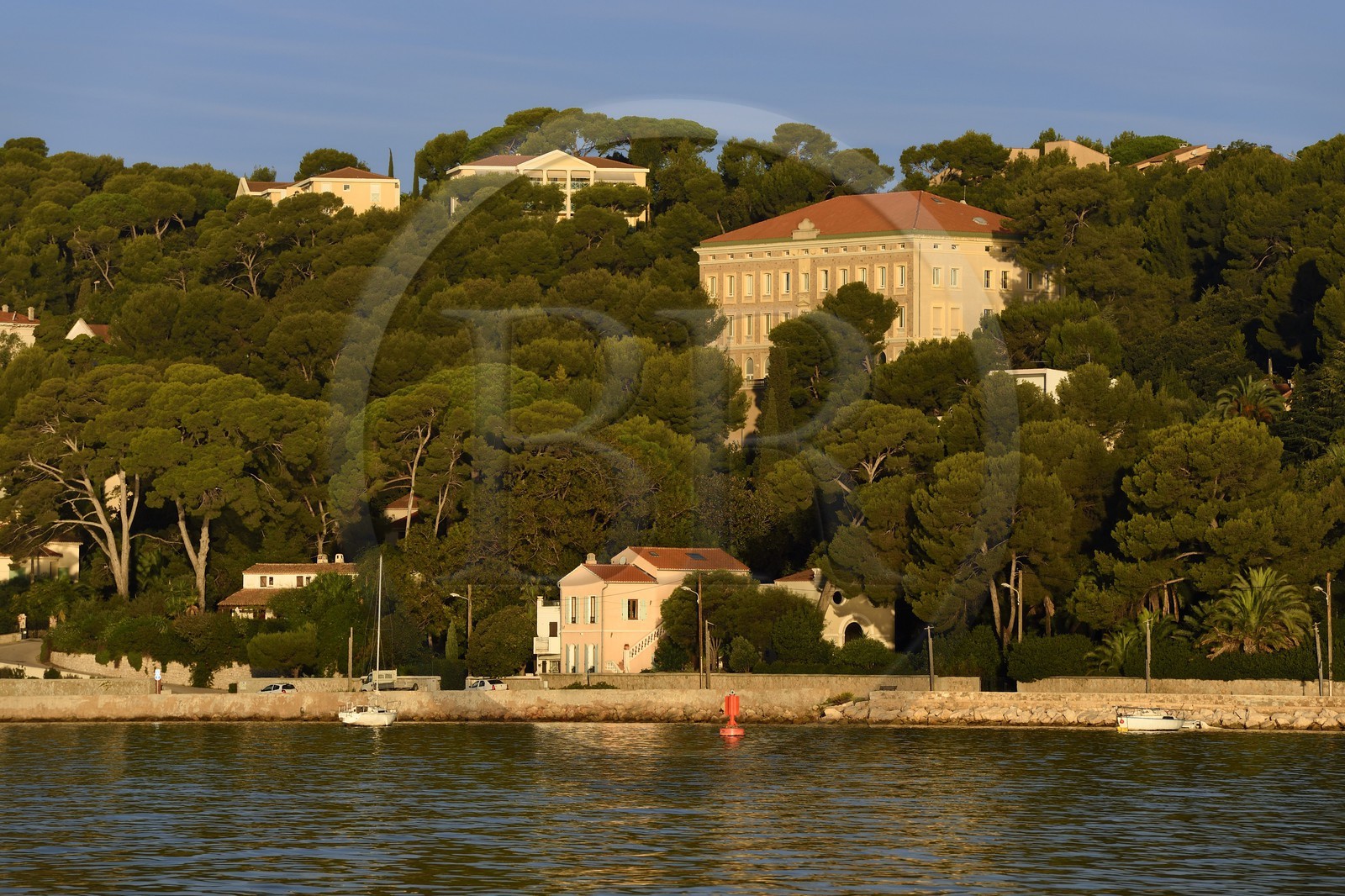 France, Var (83), la rade de Toulon, La Seyne-sur-Mer, quartier de Tamaris, la villa Tamaris, centre d’art consacré à l’exposition de l’art contemporain