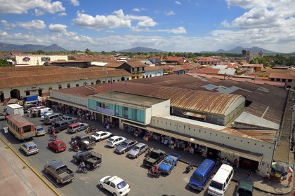 Nicaragua, Leon, le marché et Iglesia Dulce Nombre de Jesus El Calvario du XVIIIème siècle, la chaine de volcans de la cordillère des Maribios (ou Marrabios) en arrière plan