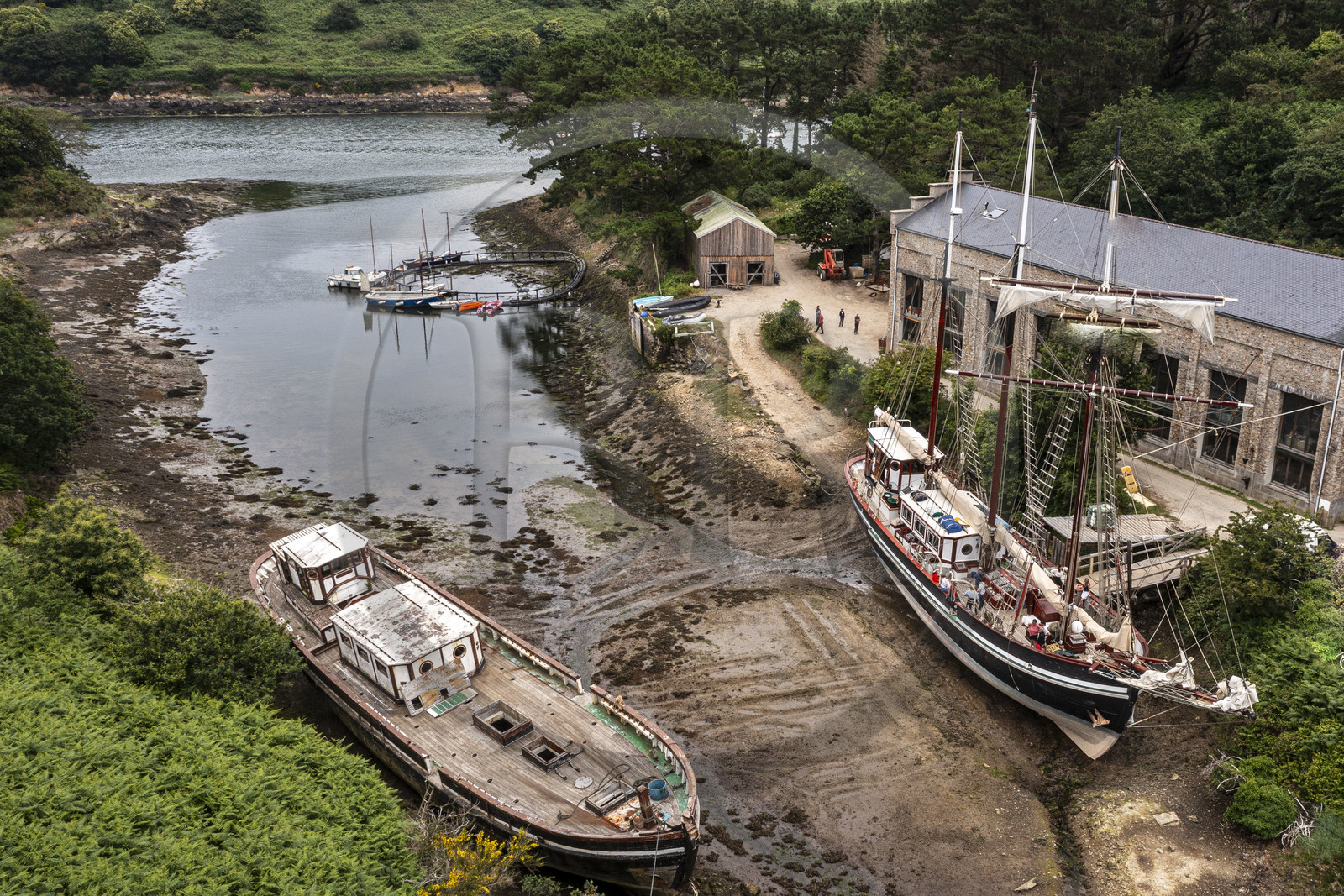France, Finistère (29), Pays des Abers, Aber Wrac'h, Lannilis, le Moulin de l'Enfer, chantier naval de l'association AJD (association Amis de Jeudi-Dimanche) fondée par le Père Jaouen, l'épave de la goélette à trois mâts et hunier le Bel Espoir II à gauche et le nouveau Bel Espoir II à coque en acier à droite (vue aérienne)