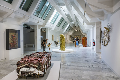 France, Bouches-du-Rhône (13), Marseille, le MAC (musée d'Art Contemporain), rénové en 2023, Renault 977 VL 06 compression (1989) et  Le Pouce (1965) de l'artiste César