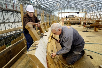 France, Charente-Maritime (17), Rochefort, le quartier de l'Arsenal, chantier de l'Hermione, le chef charpentier Jacques Haie