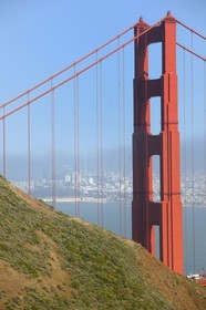 Etats-Unis, Californie, San Francisco, le pont du Golden Gate Bridge et la ville dans la brume