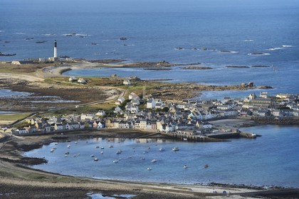 France, Finistère (29), Mer d'Iroise, parc naturel régional d'Armorique, Ile de Sein, labellisé Les Plus Beaux Villages de France (vue aérienne)
