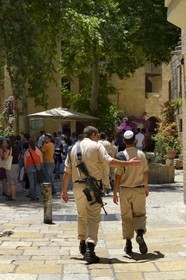 Israel, Jérusalem, ville sainte, vieille-ville classée Patrimoine Mondial de l'UNESCO, le quartier juif, soldats en arme dans la rue Tiferet-Yisrael