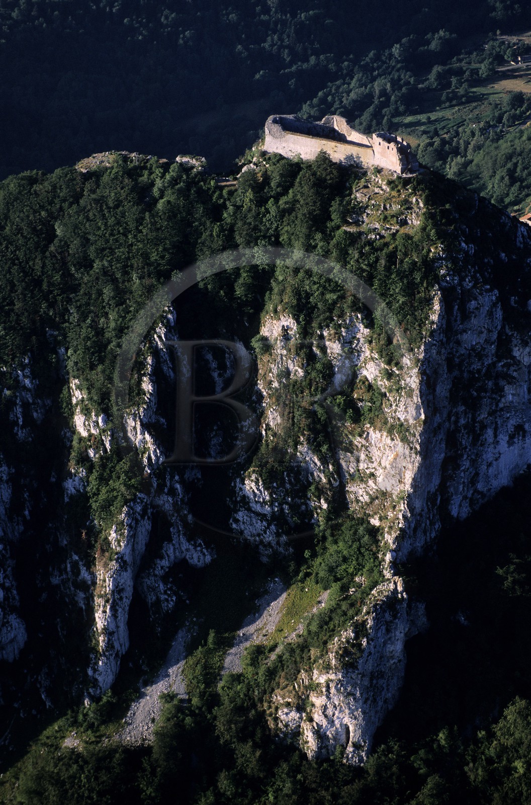 France, Ariège (09), Pays d' Olmes, château cathare de Montségur perché sur un pog (vue aérienne)