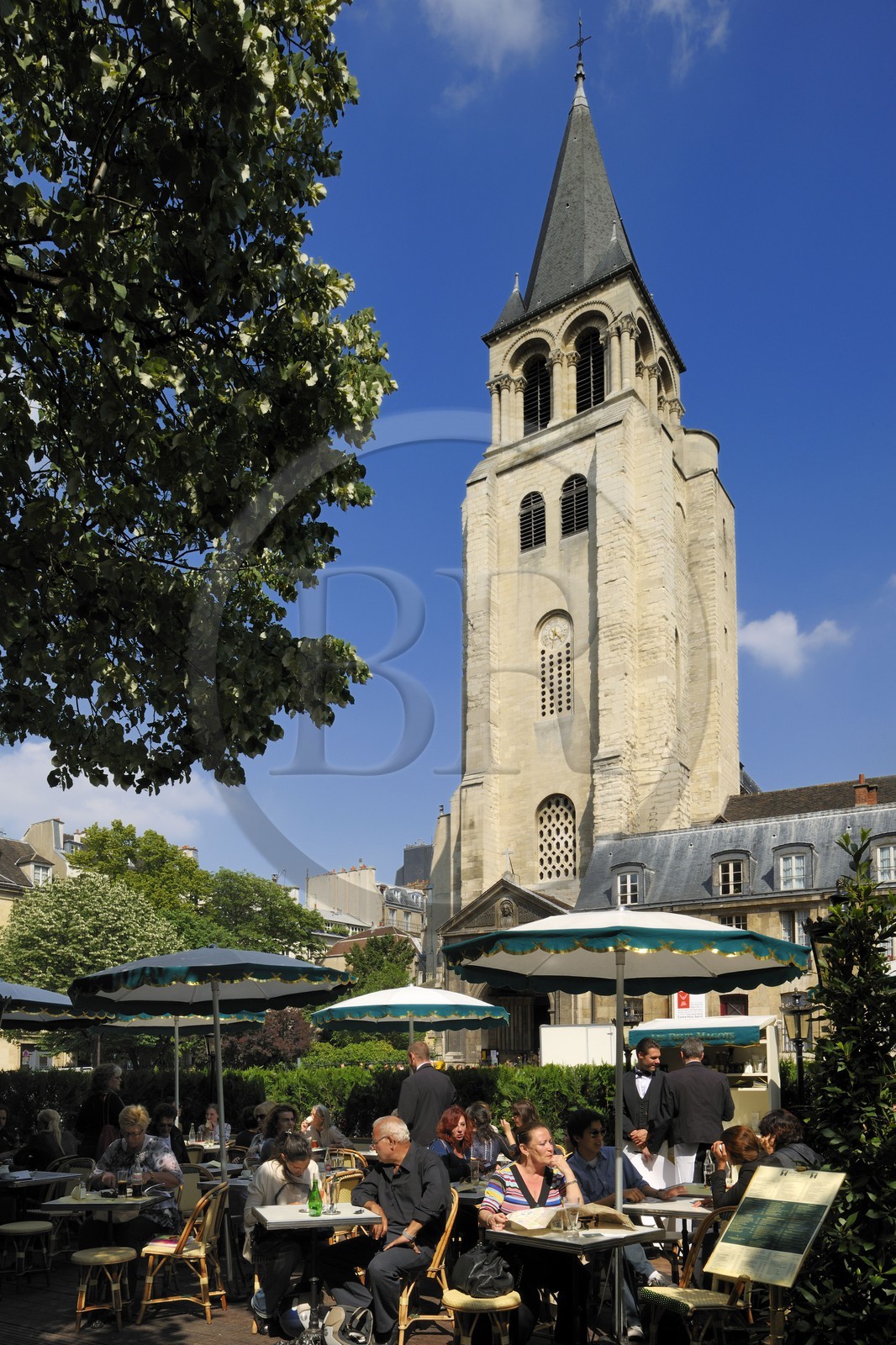 France, Paris (75), église Saint-Germain, place Saint-Germain-des-Prés, terrasse du Café de Flore