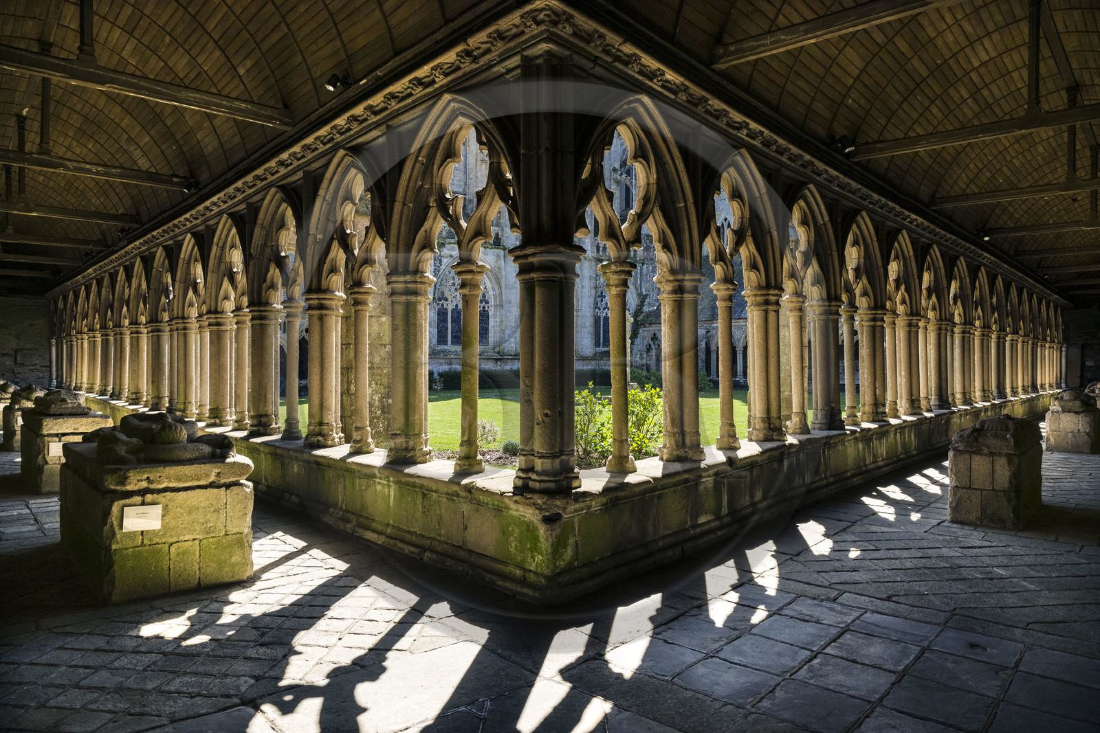 France, Côtes-d'Armor (22), Tréguier, cathédrale Saint-Tugdual, le cloitre de style gothique flamboyant de 1461