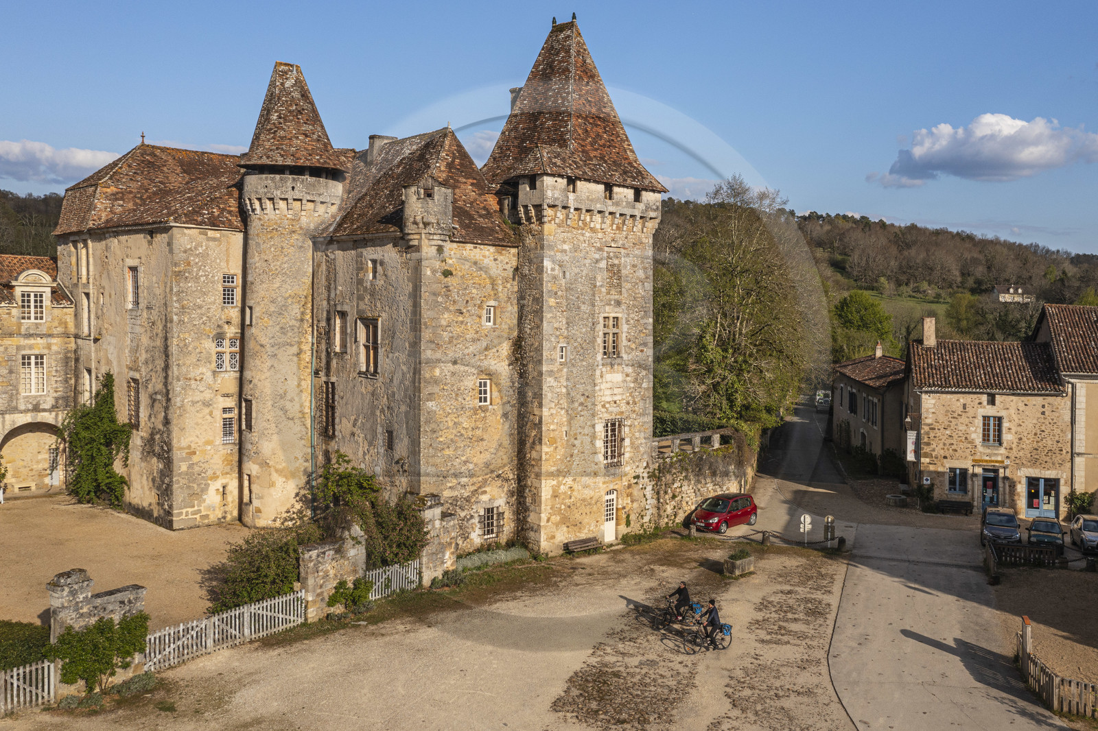 France, Dordogne (24), Périgord Vert, Saint-Jean-de-Côle, labellisé Les Plus Beaux Villages de France, cyclistes faisant la véloroute la Flow Vélo devant le Chateau de la Marthonye ou Marthonie (vue aérienne)
