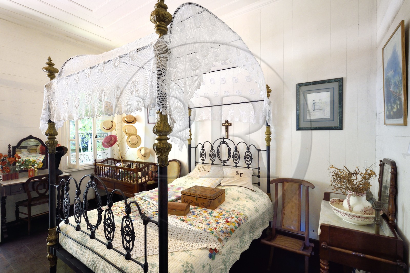 France, Ile de la Reunion, Cirque de Salazie, classé Patrimoine Mondial de l'UNESCO, Hell-Bourg, labellisé les Plus Beaux Villages de France, la Villa ou Maison Folio à l'architecture créole traditionnelle du XIXème siècle, lit à baldaquin dans la chambre à coucher