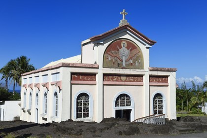 France, Ile de la Reunion, Piton-Sainte-Rose , l'église Notre-Dame-des-Laves épargnée par la coulée de lave aujourd’hui solidifiée qui s’est arrêtée sur son porche lors d’une éruption du volcan du Piton de la Fournaise survenue en 1977