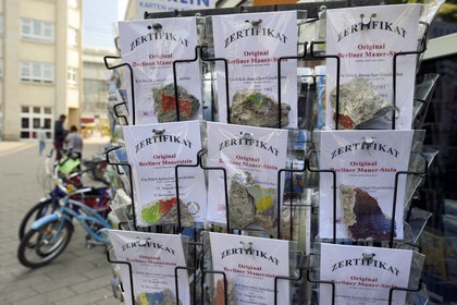 Allemagne, Berlin, fragments du mur de Berlin vendus comme souvenirs