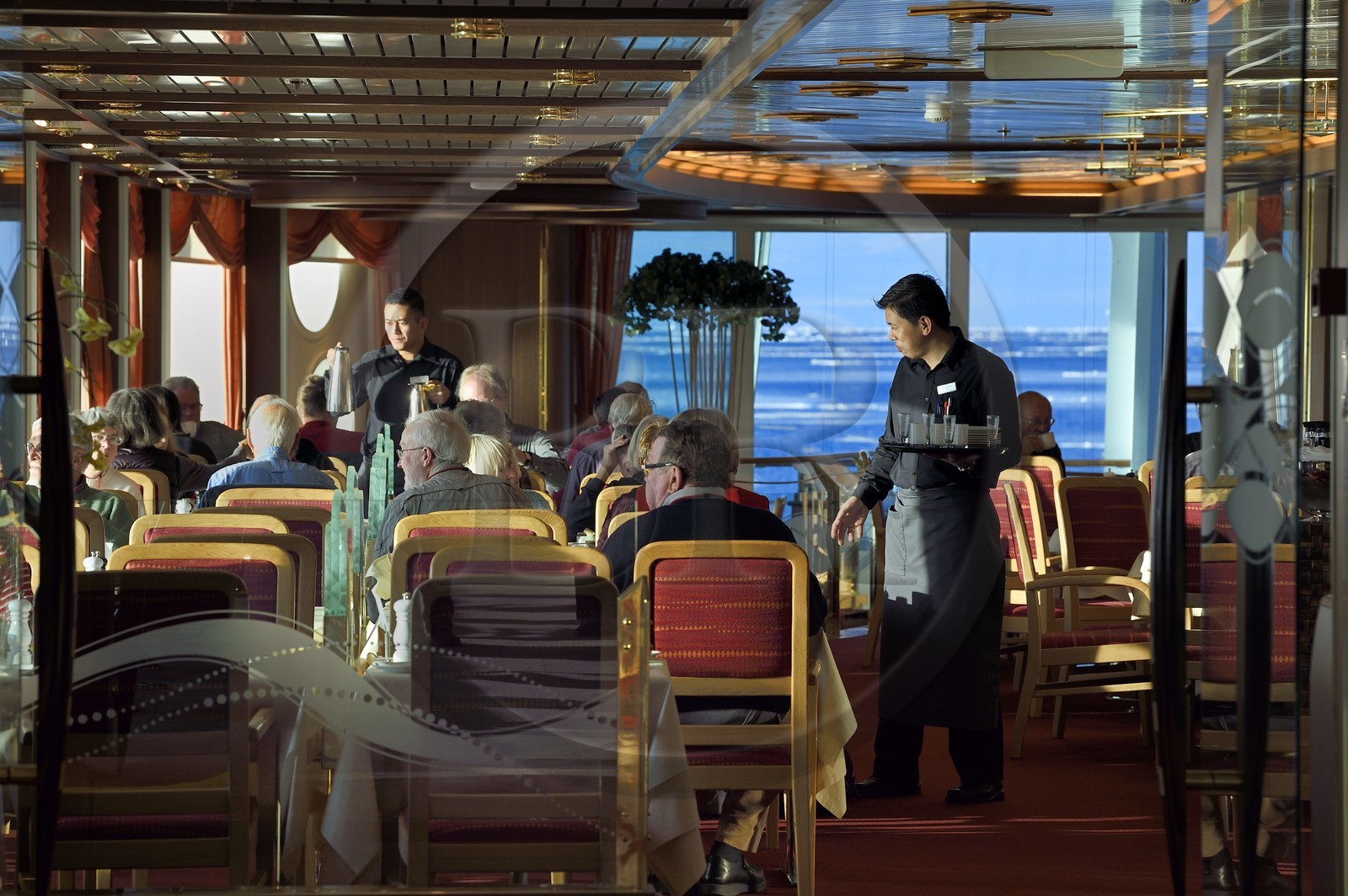 Groenland, cote Nord-Ouest, Smith sound au nord de la baie de Baffin, le bateau de croisière MS Fram de la compagnie Hurtigruten, la salle de restaurant