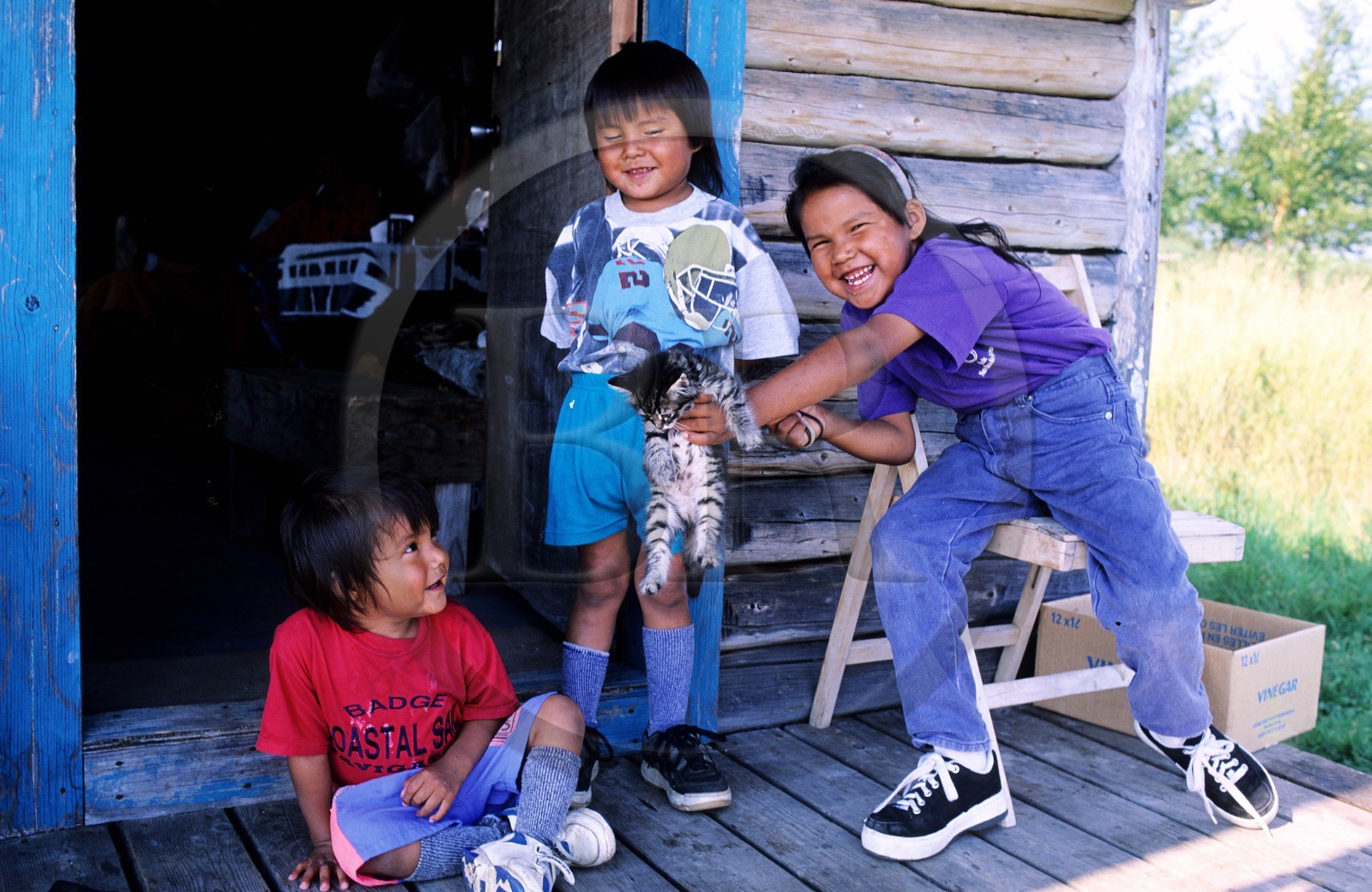 Canada, province de Québec, Réserve faunique de la Vérendrye, Grand Lac Victoria, enfants algonquins devant leur maison