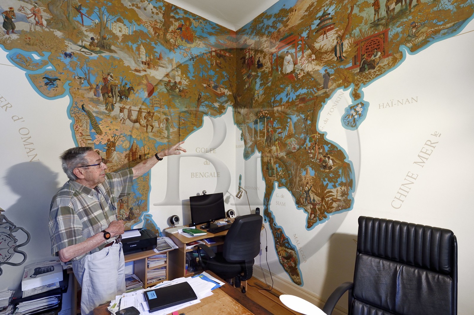 France, Allier (03), Vichy, villa art Déco René Jeux, Paul Peronnet dans son bureau, carte murale de l'Orient rêvé des voyageurs, des déserts d’Asie centrale aux temples du Japon, peinte à la main sur du contreplaqué par Max Moreau en 1942