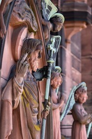 France, Bas-Rhin (67), Strasbourg, vieille ville classée au Patrimoine Mondial de l'UNESCO, la cathédrale Notre-Dame, la facade occidentale, le Christ entouré d'anges au dessus de la galerie des apotres