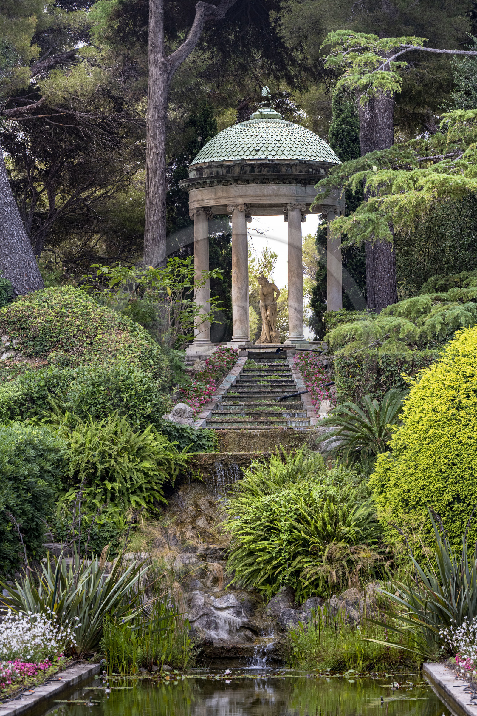 France, Alpes-Maritimes (06), Saint Jean Cap Ferrat, Villa et Jardins Ephrussi de Rothschild, le temple de l'Amour au dessus du bassin