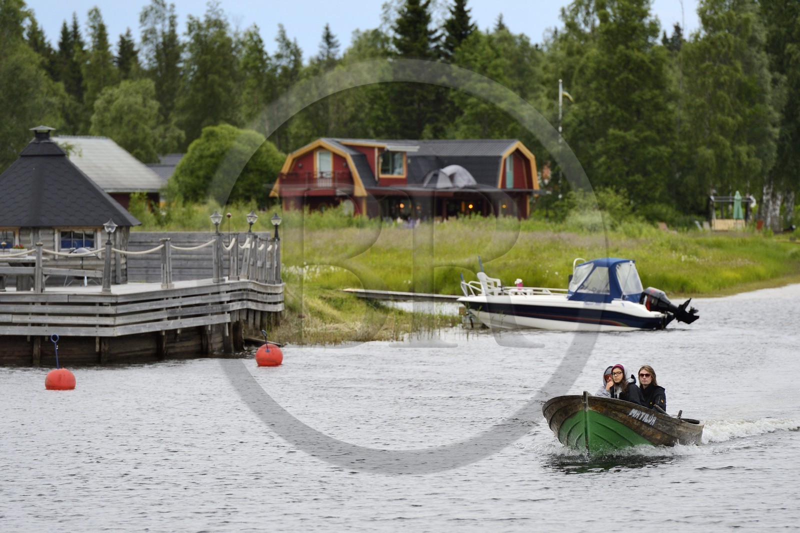 Suède, Comté de Vasterbotten, Umea, canot remontant la rivière Ume (Umeälven) et maison en bois