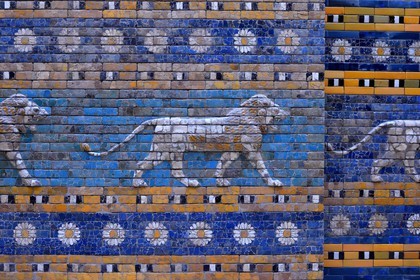 Allemagne, Berlin, l'Ile aux musées, classée Patrimoine Mondial de l'UNESCO, musée de Pergame (Pergamonmuseum), Porte d'Ishtar construite en -580 av. JC (empire néobabylonien) sur ordre du roi Nabuchodonosor II à Babylone (Irak), frise antique en céramique avec des lions