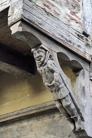 France, Haute-Loire (43), Brioude, maison du célébre contrebandier du XVIIe siècle Louis Mandrin, consoles ornées de sculptures atlantes réalisées vers 1940