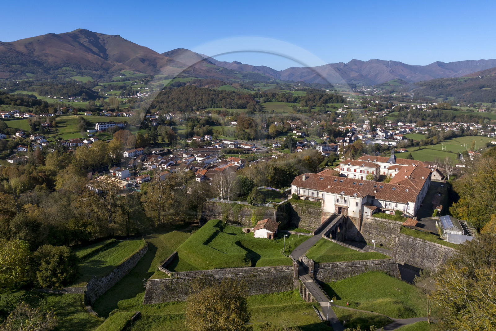 France, Pyrénées-Atlantiques (64), Pays-Basque, Saint-Jean-Pied-de-Port, la citadelle consolidée par Vauban au sommet de la colline de Mendiguren (vue aérienne)
