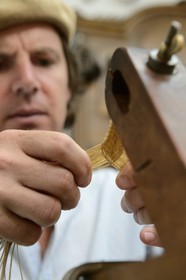 Argentine, province de Buenos Aires, San Antonio de Areco, Alejandro Alvarez tresse le cuir des pièces de l'harnachement des chevaux dans son atelier