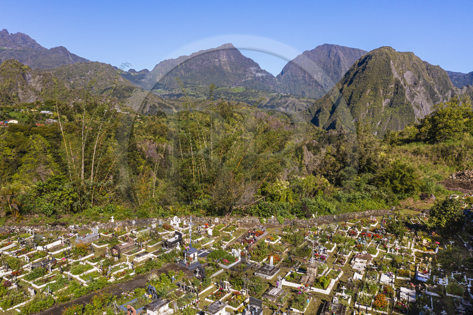 France, Ile de la Reunion, Cirque de Salazie, classé Patrimoine Mondial de l'UNESCO, Hell-Bourg, labellisé les Plus Beaux Villages de France, le cimetière constitué de tombes en pleine terre fleuries naturellement, le Piton d'Anchaing en arrière plan (vue aérienne)