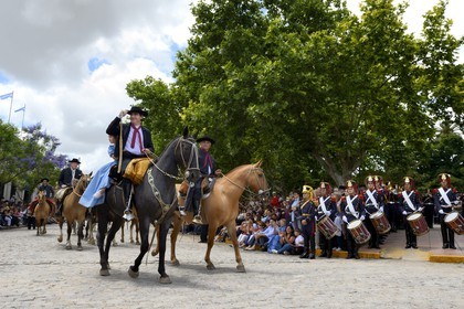 Argentine, province de Buenos Aires, San Antonio de Areco, fête du Jour de la Tradition (Dia de la Tradicion), gauchos à cheval défilant en habit traditionnel